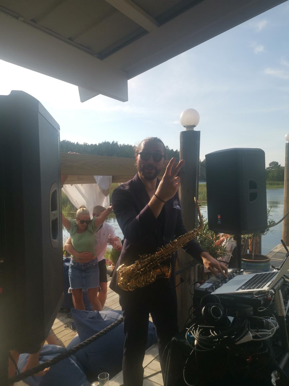 Saxofonist och DJ live på terrassen